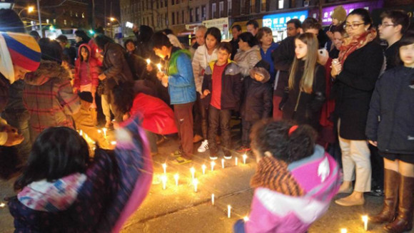 Con la tradicional Noche de Velitas en honor a la Inmaculada Concepci&oacute;n de la Virgen Mar&iacute;a el 8 de diciembre, la comunidad colombiana de Nueva York dio inicio a las celebraciones navide&ntilde;as. Constan en la gr&aacute;fica la reina de la organizaci&oacute;n con j&oacute;venes, ni&ntilde;os, directivos y voluntarios que entusiastamente participan de los programas.