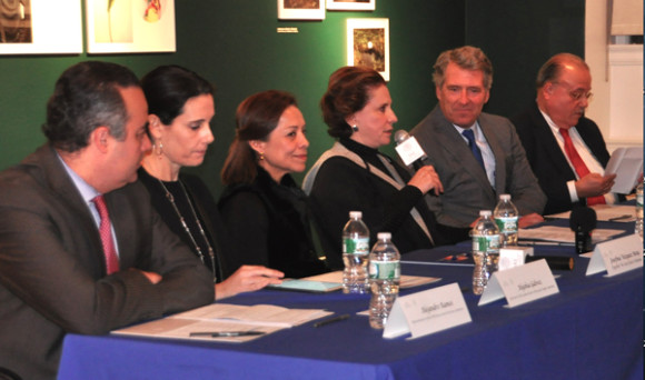 Durante la ceremonia estuvieron en la mesa principal de Izq. a Der.: Alejandro Ramos, representante de IME Becas/Juntos Podemos, quien presidió el comité de selección y es además Presidente de la Cámara de Comercio Mexicano-Americana de Nueva York; Alyshia Gálvez, Directora del Instituto de Estudios Mexicanos Jaime Lucero de la Universidad de la Ciudad de Nueva York (CUNY); Lic. Josefina Vázquez Mota, Presidente de IME Becas/Juntos Podemos; Emb. Sandra Fuentes, Cónsul General de México en Nueva York; James B. Milliken, Rector de la Universidad de la Ciudad de Nueva York (CUNY) y Jay Hershenson también de CUNY.