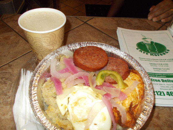 De acuerdo a la tradici&oacute;n la palabra mang&uacute;, es la resultado de la expresi&oacute;n en ingl&eacute;s: Man good! que la hiciera un militar estadounidense al saborear el exquisito platillo y que significar&iacute;a en castellano: &iexcl;Hombre est&aacute; bueno!&rdquo;