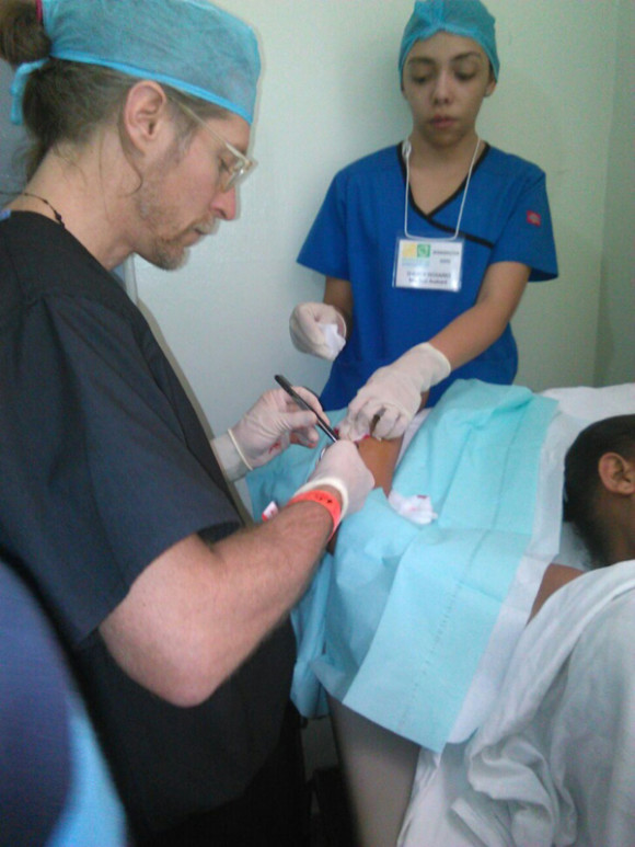 El cirujano Donald Roland, es captado en el momento que interviene a uno de los pacientes.