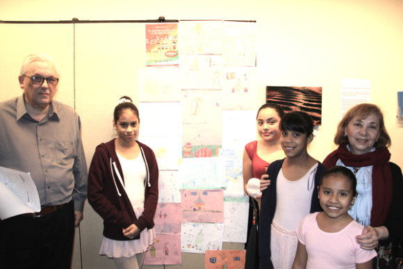 Los esposos Espona, de origen argentino, participaron con sus alumnas de danza y nos informaron que para lograr mayor acceso a sus clases y actividades culturales actualmente las presentan en la iglesia Sion St. Peter&rsquo;s, localizada en el 619 de Lexington, a la cual se accede en las trenes E, M, N, Q, R, 4, 5, y 6.