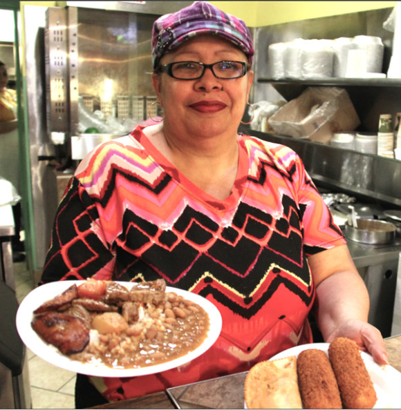 Do&ntilde;a Amada Camelia atiende personalmente y es muy querida por su gran cordialidad, pero sobre todo por el amor y dedicaci&oacute;n al preparar sus exquisitos platillos para atender a todos los clientes de Caf&eacute; Mofongo.