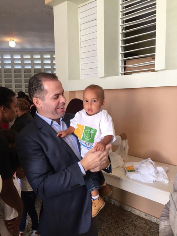 Juan Romero, (El Rubio), presidente de la Fundación Divino Niño, sostiene a uno de los niños operados.