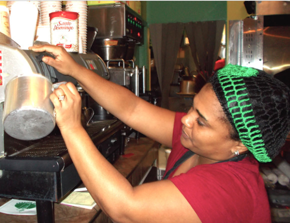 En Caf&eacute; Mofongo lo preparan ese momento, tipo expreso, con espumosa leche caliente y es el acompa&ntilde;ante ideal no solo para el mang&uacute;, adem&aacute;s para una amplia variedad de platillos ma&ntilde;aneros.
