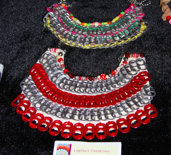 Los artesanos mexicanos desplegaron sus habilidades no solo manteniendo antiguas artes como el bordado y la pinta, adem&aacute;s trabajando reciclaje, como estos originales collares elaborados con desperdicios de latas de bebidas gaseosas.