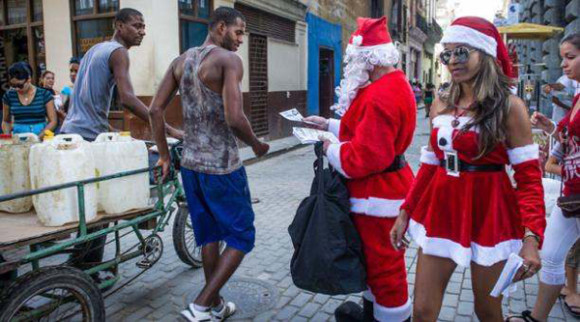 Mujeres en La Habana con atuendos navide&ntilde;os.