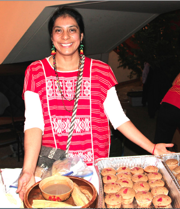 Lisete Morales, ind&iacute;gena mixteca trabaja para rescatar la comida ind&iacute;gena como propuesta saludable, ya que no necesita carnes, ni l&aacute;cteos, ni huevos, ni ning&uacute;n derivado de animales, sino &uacute;nicamente productos de la tierra, nos muestras sus &ldquo;panquecillos" de frambuesas y de nuez, tamales oaxaque&ntilde;os y el atole, muy t&iacute;picos de la temporada.