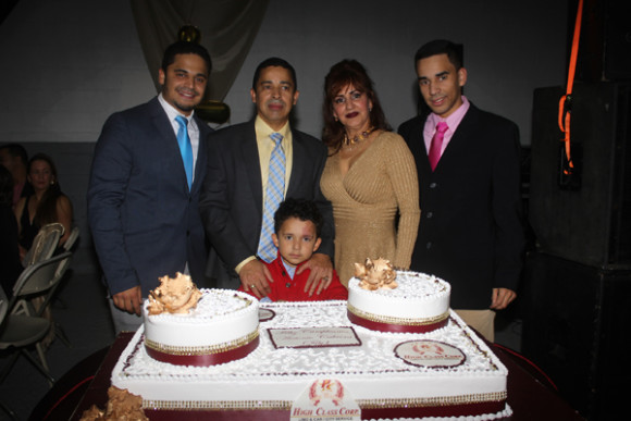 El festejado Antonio –Tuly- Cabrera comparte con su familia, esposa Aida Cabrera, sus hijos, Anthony Antonio, Joseph y Ryan Cabrera.