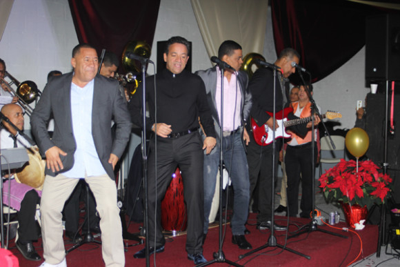 La súper orquesta de los “Años Dorados del Merengue”, la Gran Manzana y Víctor Roque, con Pablo Martínez (La Muralla), deleitó a los presentes y los puso a bailar con ritmo de contagiosos temas musicales.