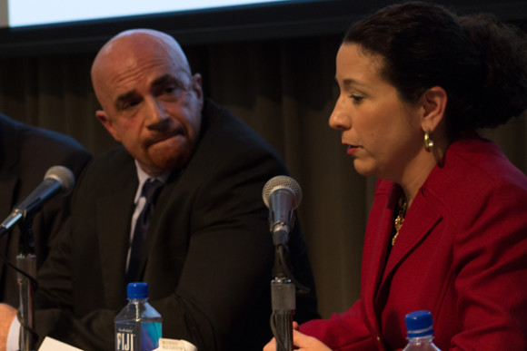 La Dra. Sylvia Manzano, directora de Latino Decisions, habló señalando las investigaciones de su organización.