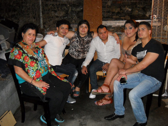 Ecos de las Fiestas Navide&ntilde;as; as&iacute; fue como Jose Serrano (tercero desde la derecha), V.P. de El Salvador C.A. con registros en la Liga Mexicana de F&uacute;tbol, celebr&oacute; la Noche Buena acompa&ntilde;ado por su Sra. Diana Iglesias, otros familares e Isamar Cortes, entre otros. (Foto: Buki Chapin)