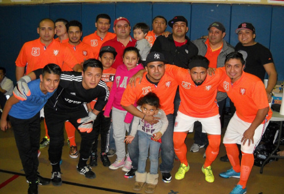 Jugadores y dirigentes del Corinto F.C. quienes luego de tres semanas de inactividad, volver&aacute;n a las acciones este viernes 23 de Enero, en el torneo de la Brooklyn Champions League. (Foto: Buki Chapin) 