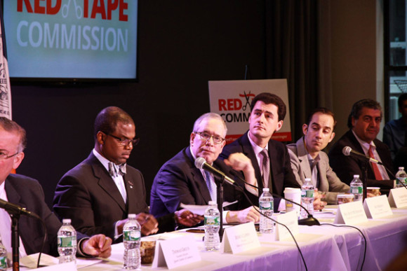 El Contralor de la Ciudad de Nueva York, Hon. Scott M. Stringer durante una de las reuniones de la Red Tape Comisi&oacute;n- en el Civic Hall de Manhattan.