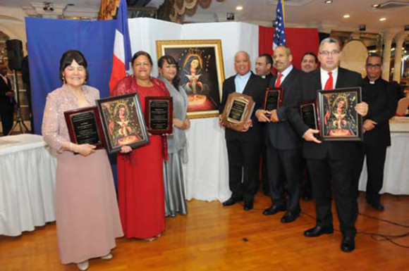 De izquierda a la derecha: Ana Celeste Tirado, Milagros Tavaras, &Aacute;ngela L&oacute;pez, presidenta del Comit&eacute; Altagraciano, monse&ntilde;or Andr&eacute;s Napole&oacute;n Romero C&aacute;rdenas, Obispo de la Di&oacute;cesis de Barahona, Agust&iacute;n Ortiz y Rodolfo Paulino, quienes recibieron el premio &ldquo;MAR&Iacute;A DE ALTAGRACIA&rdquo;.