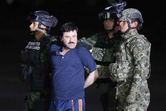 Después de su cuarta captura el viernes 8 de enero en un intenso operativo militar en Los Mochis, Sinaloa, el narcotraficante Joaquín "El Chapo" Guzmán es escoltado a un helicóptero militar en el aeropuerto de Ciudad de México para ser trasladado al mismo penal de donde se fugó hace seis meses.