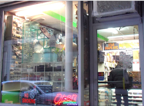 Los &ldquo;snaps&rdquo; son los sujetadores de ropa formados por dos mitades que se unen a presi&oacute;n una contra la otra, como en las chaquetas y en esto N&eacute;stor ofrece un servicio profesional completo en su tienda ubicada en el 316 Oeste de la calle 39 entre la Octava y Novena avenida, junto a Caf&eacute; Mofongo