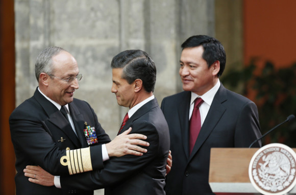 Luego del mensaje televisado desde el Palacio Nacional el 8 de enero, el Presidente de México Enrique Peña, saluda al Secretario de Marina de su país, Francisco Soberón. Junto a ellos el Ministro del Interior, Miguel Ángel Osorio Chong.