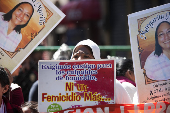 Mujeres de diferentes organizaciones participan en un plantón cerca al Congreso, cuando se conmemora el Día de la Mujer hondureña en Tegucigalpa, Honduras. Unas 7.581 hondureñas fueron víctimas de violaciones a los derechos humanos entre 2014 y 2015, indicó el Comisionado de los Derechos Humanos, Roberto Herrera, quien condenó todo tipo de violencia contra las mujeres.
