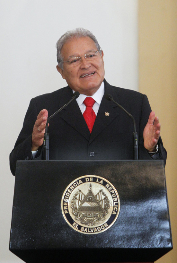 El presidente salvadoreño, Salvador Sánchez Cerén, dijo que los nuevos nombramientos del ministro de Seguridad y director de la Policía no implican un cambio de estrategia para combatir a la criminalidad que agobia al país, sino que pretenden "mayor efectividad" de la mismas.