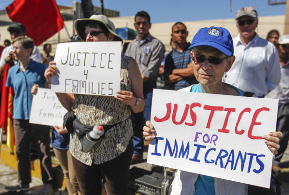 Un grupo de personas participan en una protesta frente a la embajada de EE.UU. en San Salvador, El Salvador, por las redadas "violentas" realizadas por el Gobierno norteamericano para deportar a familias centroamericanas que buscan asilo en Estados Unidos, y pidieron "un alto inmediato" de las acciones. Los manifestantes exigieron protección humanitaria un "trato humano" y respeto a los derechos de migrantes y refugiados, a quienes el Gobierno estadounidense está deportando a sus países de origen.