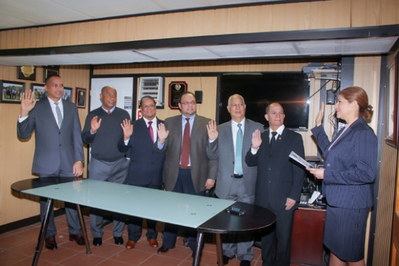 Cira Angeles, (der.), toma el juramento a los directivos de Riverside Car & Limo Service. Desde la izquierda Juli&aacute;n Hern&aacute;ndez, (#291), vocal; Angel de la Rosa, (#299), tesorero; Digno Hidalgo, (#193), secretario; Elvin Marte, (#148), presidente; Francisco Solano, (#211) y Persio Fern&aacute;ndez, (#37), disciplina.