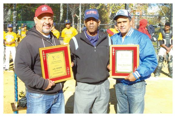 Mariano Bassett (derecha) ocupa el primer lugar junto a Rico Pe&ntilde;a como los dirigentes que han actuado en m&aacute;s oportunidades en Series Mundiales. A la izquierda Julio D&iacute;az, quienes ambos fueron reconocidos por el &aacute;rbitro Luis Santos (centro).