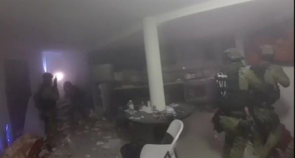 Fotogramas extraídos del video tomado por militares de la Marina Armada de México durante las acciones del operativo realizado en la casa donde se escondia el narcotraficante Joaquín "el Chapo" Guzmán en Los Mochis, México. La grabación de la llamada "Operación cisne negro", obtenida a través de las cámaras colocadas en el casco de los marinos, muestra cómo los militares irrumpieron en la casa echando la puerta abajo.