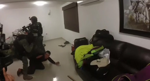 MEX01. LOS MOCHIS (MÉXICO),11/02/2015.- Fotograma extraído hoy, lunes 11 de enero de 2016, del video tomado por militares de la Marina Armada de México durante las acciones del operativo realizado en la casa donde se escondia el narcotraficante Joaquín "el Chapo" Guzmán en Los Mochis (México). La grabación de la llamada "Operación cisne negro", obtenida a través de las cámaras colocadas en el casco de los marinos, muestra cómo los militares irrumpieron en la casa echando la puerta abajo. Los amparos interpuestos por Joaquín "El Chapo" Guzmán contra su extradición a EE.UU. "no detienen el procedimiento" y seguramente tendrán que sobreseerse porque la Cancillería mexicana no ha autorizado formalmente el trámite para extraditar al capo del narcotráfico, informó hoy la Fiscalía. EFE/SEMAR/SOLO USO EDITORIAL/MÁXIMA CALIDAD DISPONIBLE