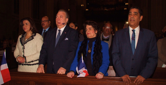 Desde izquierda, la vicepresidenta Margarita Cede&ntilde;o de Fern&aacute;ndez, el c&oacute;nsul arquitecto Eduardo Selman y su esposa Sra. Gloria de Selman y el senador estatal Adriano Espaillat.