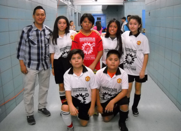 Los jovencitos del Chivas "B" compitiendo en el campeonato en la categor&iacute;a U-13 de la Chapina Youth Soccer League. Sus dirigentes esperan proximamente producir mejores resultados para mejorar su ubicaci&oacute;n en la tabla de posiciones. (Foto: Buki Chapin)