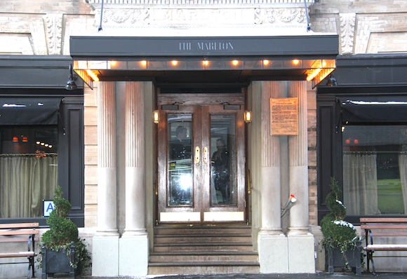 Fachada del restaurado Hotel Marlton, localizado en el 5 West de la calle 8 a pasos de la Quinta Avenida de Manhattan, en donde se encuentra colocada la placa que reconoce el lugar de nacimiento de Galo Plaza, líder internacional promotor de la integración americana, de la paz y hermandad entre las naciones del mundo.