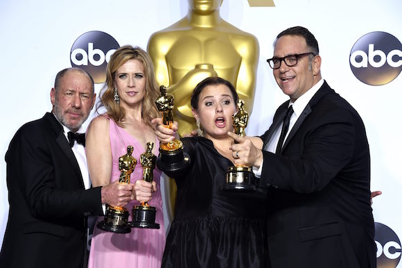 Los productores Steve Golin, Blye Pagon Faust, Nicole Rocklin y Michael Sugar celebran el &Oacute;scar a la mejor pel&iacute;cula de "Spotlight", la cinta triunfadora de la noche. 