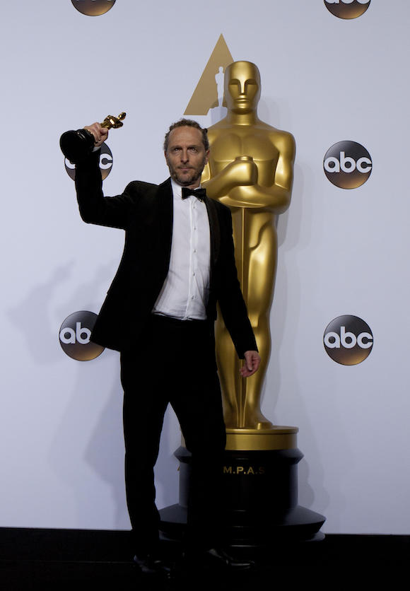 El director de fotograf&iacute;a Emmanuel Lubezki posa con su &Oacute;scar a Mejor Fotograf&iacute;a por la pel&iacute;cula "The Revenent" en la sala de prensa de la edici&oacute;n 88 de los Premios &Oacute;scar, en el Teatro Dolby de Los &Aacute;ngeles, California.