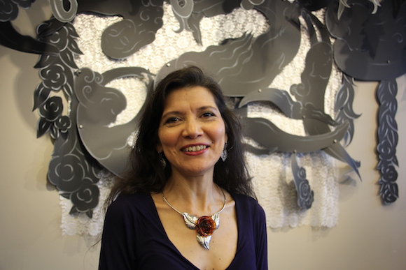 Andrea Arroyo, prestigiosa artista visual que durante su trayectoria ha promovido los temas de género, derechos humanos, ecología y que realizará un Tributo a los Desaparecidos enn el Centro de Arte Femenino en el Museo de Brooklyn.