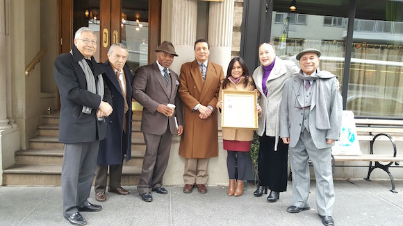 Frente a la placa en el lugar de nacimiento de Galo Plaza en Manhattan, constan de Izq. a Der.: Jaime Coronel y Luis Novillo, miembros fundadores; George Konan y Adolfo S&aacute;nchez, miembros honorarios; Sra. Linda Delgado, acreedora del Galo Plaza Presidential Award 2016; Ximena Hidalgo-Ayala, Fundadora de la Ceremonia y Jaime Andrade Miembro honorario del Comit&eacute;. Foto cortes&iacute;a del artista Jer&oacute;nimo L&oacute;pez