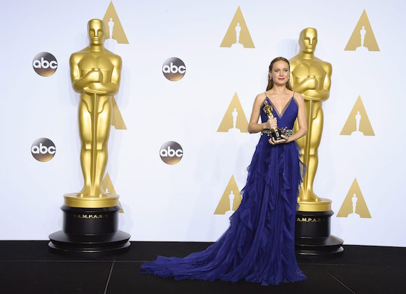 Brie Larson muestra su &Oacute;scar a la mejor actriz por su trabajo en "Room".