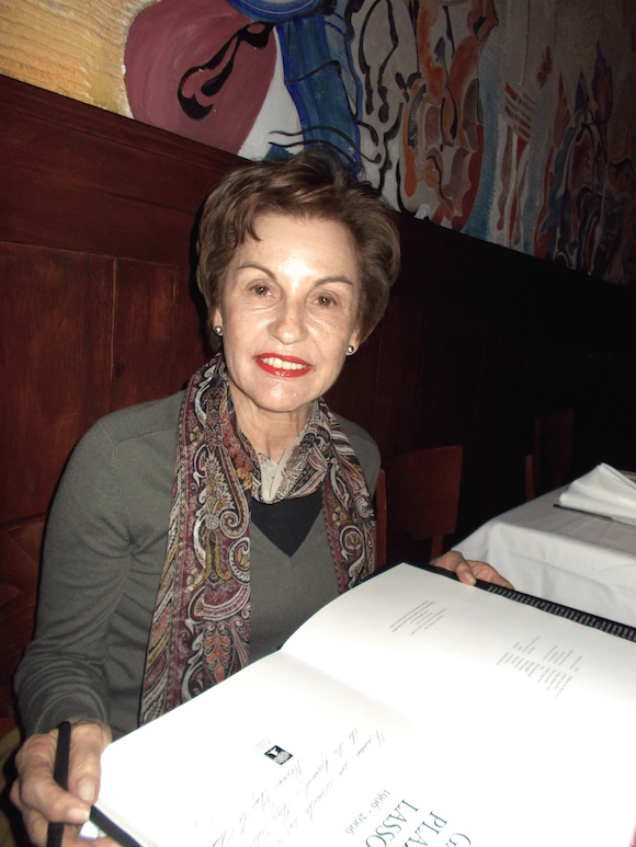 Doña Rosario Plaza Pallares Vda. de Álvarez, hija menor de Galo Plaza cuando nos entregó, como muestra de agradecimiento por nuestro trabajo cívico iniciado voluntariamente en febrero del 2006, el hermoso libro autografiado, conmemorativo del centenario del nacimiento de su padre que contiene una maravillosa colección histórica en gráficas.