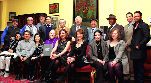 Parte del selecto grupo de l&iacute;deres culturales, profesionales y comunitarios que participaron de la celebraci&oacute;n de los diez a&ntilde;os de realizaci&oacute;n de la ceremonia anual conmemorativa del nacimiento de Galo Plaza en Nueva York. Foto de John Barrag&aacute;n, cortes&iacute;a de la actriz Gy Mirano.