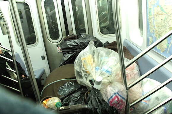 En el sistema de refugios municipales de Nueva York 60 mil personas duermen cada noche entre ellos 25.000 ni&ntilde;os, sin embargo hay un elevado n&uacute;mero de indigentes que duermen en el sistema de transporte p&uacute;blico y que representan un riesgo latente a la salud p&uacute;blica.