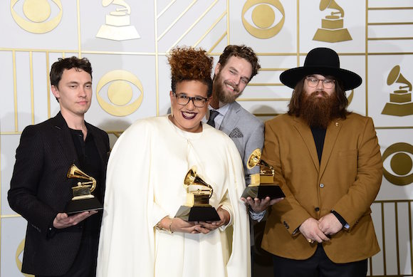 (De izda a dcha) Heath Fogg, Brittany Howard, Steve Johnson y Zac Cockrell de "Sound & Color" posan con su premio Grammy 2016 al Mejor &Aacute;lbum de M&uacute;sica Alternatica.