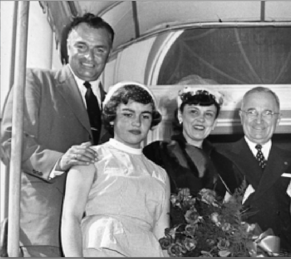 Don Galo Plaza junto a su esposa Doña Rosario Pallares, en uno de los eventos cuando fue recibido a su llegada a Washington por el Presidente Truman en 1951. Consta su hija mayor Luz Plaza, quien radica desde hace muchos años en República Dominicana, en donde fundó en Santo Domingo el campamento de verano Mitad del Mundo para asistir a jóvenes y adolescentes a fin de que no caigan en vicios.