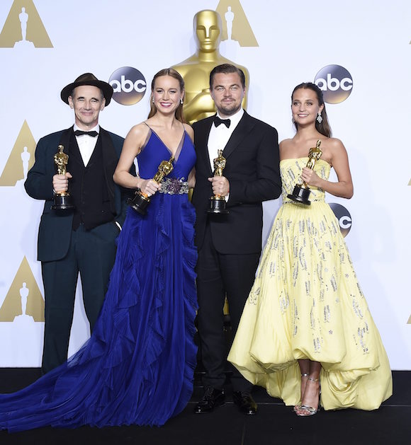 El podio de los actores ganadores: de izquierda a derecha, Mark Rylance, &Oacute;scar al mejor actor secundario por "Bridge of Spies"; Brie Larson, mejor actriz por "Room"; Leonardo DiCaprio, mejor actor por "The Revenant" y Alicia Vikander, mejor actriz secundaria por The Danish Girl". 