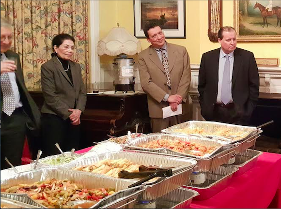 Durante la recepci&oacute;n y acorde al objetivo del comit&eacute; organizador, se promovieron las tradiciones latinoamericanas con un bufete que incluy&oacute; los m&aacute;s populares platillos de Rep&uacute;blica Dominicana y M&eacute;xico, especialmente preparados para la ocasi&oacute;n por Caf&eacute; Mofongo y Mexican Festival. Foto cortes&iacute;a del artista Jer&oacute;nimo L&oacute;pez