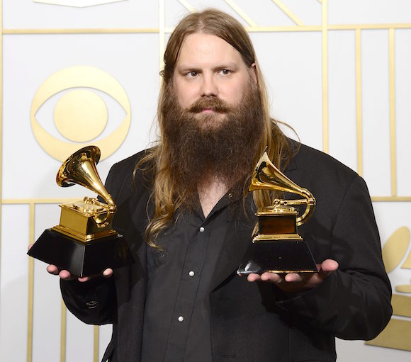 Chris Stapleton posa con el premio Grammy a Mejor Presentaci&oacute;n Solista Country Mejor &Aacute;lbum Country. 