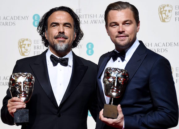 Alejandro González Iñárritu y Leonardo DiCaprio posan en Londres tras haber conseguido el premio BAFTA por "The Revenant".