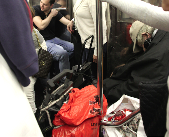 Personas de la tercera edad y veteranos de guerra se encuentran entre los desamparados de la ciudad que viven en las calles o en el sistema de transporte p&uacute;blico y que no quieren recurrir a los albergues por la violencia que en ellos ocurre debido a la presencia de personas con trastornos mentales.