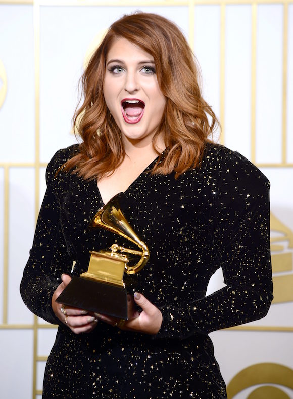 Meghan Trainor posa con el premio Grammy a Mejor Nuevo Artista.