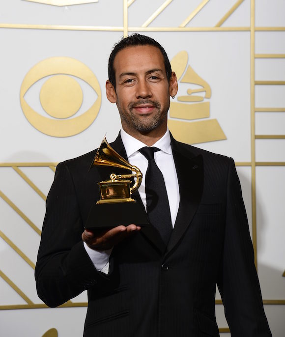 Antonio S&aacute;nchez posa con sus premio por Mejor Canci&oacute;n para Banda Sonora de Medios Visuales.