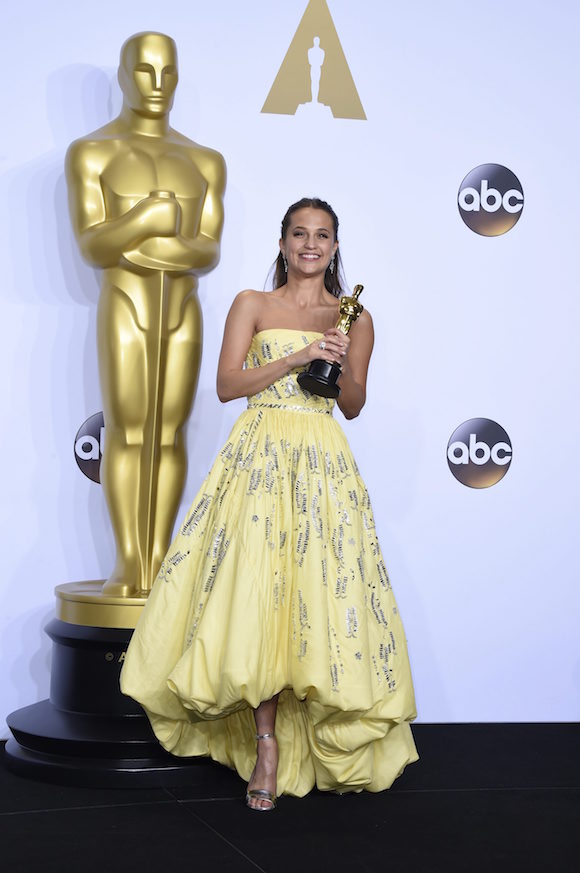 La actriz Alicia Vikander posa con su &Oacute;scar a Mejor Actriz de Reparto por la pel&iacute;cula "The Danish Girl" el en la sala de prensa de la edici&oacute;n 88 de los Premios &Oacute;scar, en el Teatro Dolby de Los &Aacute;ngeles, California.