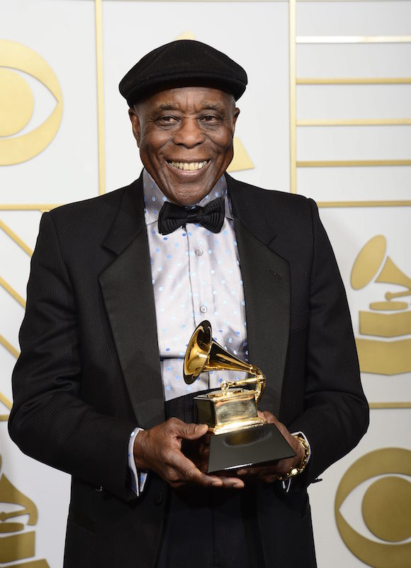 Buddy Guy sostiene su premio Grammy a mejor &aacute;lbum blues.